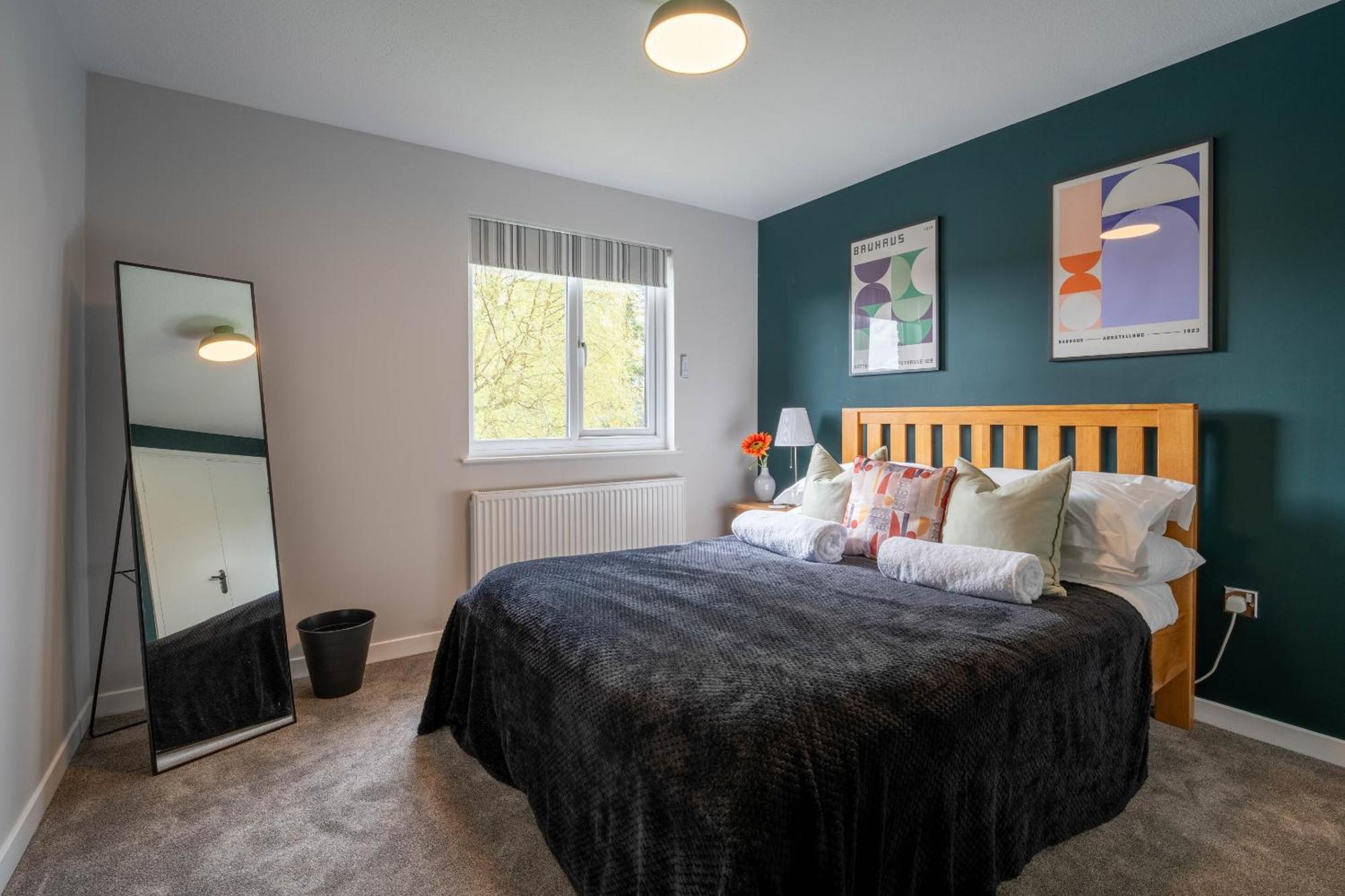Park View- 2 Bed Apartment Close To East Surrey Hospital Salfords Exterior photo